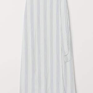 superfin kjol från hm och perfekt nu i sommar, säljer då den inte riktigt är min stil💞 använd endast en gång