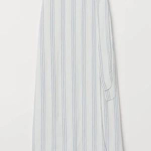 Omlott kjol - superfin kjol från hm och perfekt nu i sommar, säljer då den inte riktigt är min stil💞 använd endast en gång