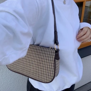 väska - jätte snygg axelväska som tyvärr inte kommer till användning :( nyskick! köparen står för frakten💕🦋 bud på 230 + frakt! Avslutas på lördag , om inte någon budar 280 + frakt, då får du den på en gång! 