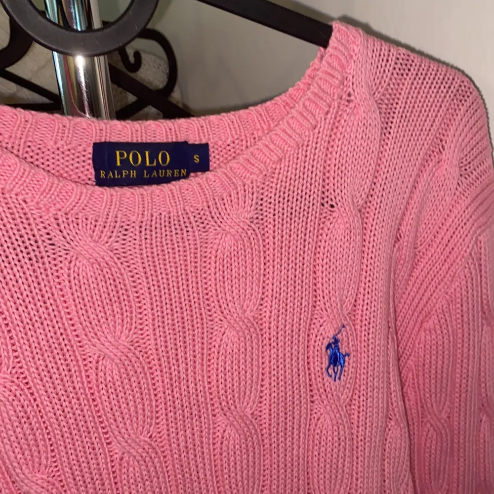 Kabelstickad tröja från Ralph Lauren, storlek S. Använd ett fåtal gånger, vill bli av med så kom med bud . Tröjor & Koftor.