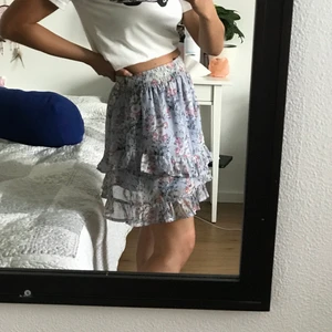 Kjol - Lila blå kjol med blommor. Använd en gång. Resår i midjan så den är töjbar. 💙💜🐳