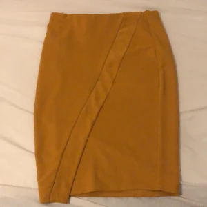 En gul/orange kjol - En gul/orange kjol väldigt stretchig går inte till användning längre  