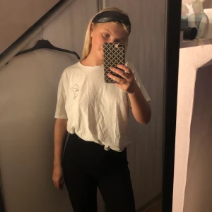 super fin vit T-shirt med en detalj🤍🤍 - säljer denna snygga vardags T-shirt i storlek S, i hörnet av T-shirten har den en detalj med ett ansikte💓💓