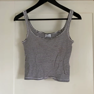 Kort linne från Zara  - Kort randigt blått och vitt linne från Zara i mjukt material. Fint skick, använt enstaka gång. 