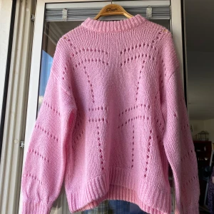 Baby rosa stickad  - Baby rosa stickad, perfekt för sena sommarkvällar, över en klänning eller kjol. Eller när det blir lite kallare nu till hösten🌸🎀  okänt märke, inga lappar finns, kan vara hemstickad. Storleken är som en S-L beroende på hur man vill att den ska sitta skulle jag säga. Ledande bud: 260 kr plus frakt🌸