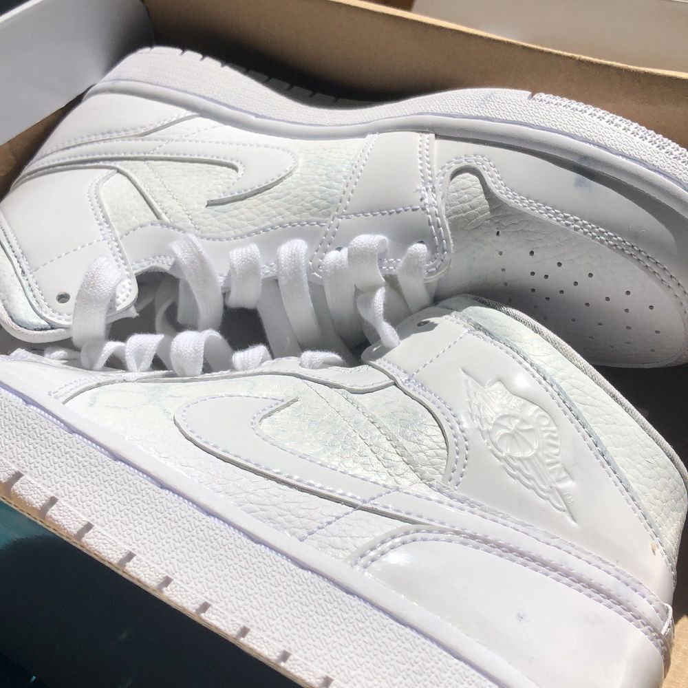 Sååå fina vita jordan 1 mids som jag nu säljer då dem är för små för mig (jag gjorde tidigare ett försök till att måla fjärilar på dem och har nu därför målat över det knappast syns, därav det låga priset) Många intresserade därav budgivning som avslutas fre 21/8 17.00!! 💕 frakt tillkommer . Skor.