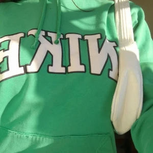 Shoulderbag, Axelväska - Skitsnygg och trending vit liten shoulderbag, I imitationsskin. Aldrig använd. Kontakta vid intresse eller frågor:) pris:120kr+frakt. 