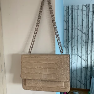 Nelly väska - Rymmer mycket, 63 kr frakt