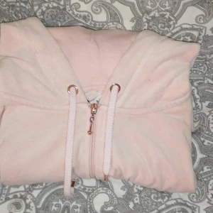 Cubus Velourhoodie  - Ljusrosa Velourhoodie från Cubus med champagne färgad dragkedja storlek S, tröjan har 2 st fickor på framsidan. Nypris : 300 kr. Möts upp i Helsingborg annars står kund för frakt och jag står inte för postens slarv💕💕