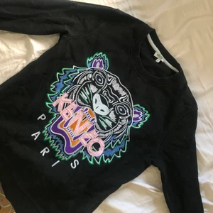 Tröja från Kenzo -  kenzotröja i storlek M, dock är den något liten i storlek för den passar mig som i vanliga fall är 36.  Riktig fint skick och använd fåtal gånger. Köpt för runt 2000kr men säljer nu för 600+frakt ungefär 50kr eventuellt mötas upp i Göteborg