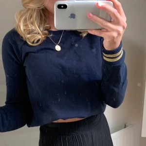 Sweatshirt ifrån Scotch and soda - Marinblå sweatshirt ifrån scotch and soda med guldiga ränder vid ärmarna, ryggen på tröjan är i ett mer t-shirt material. I storleken XS💙  köparen står för frakten
