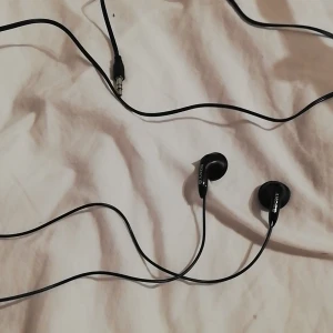 Hörlurar  - Ett par svarta sony hörlurar jag tycker inte att det är så bra längre men vet inte vad ni tycker😊vill gärna bli av med dem, då dem tar plats❤️👍