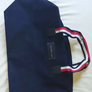 Tommy hilfiger bag - Tommy hilfiger bag helt ny har inte använt den. Det är inga problem med den köpte den för några veckor sedan men jag ångrade mig och vill sälja den till en lägre pris och jag köpte den runt 1200kr på nätet.