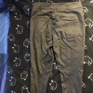 Baggy Skimrande Kostymbyxor, stl.42 - Silverskimrande Kostymbyxor med Stretch från Kapp Ahl. Snygga sömmar baktill. Använda ett par gånger. Ordinarie pris 499 kr.