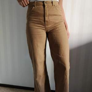 Supersköna beiga jeans från nakd i strl 38. Det är en hög midja och är mjuka i tyget, samt en aning utsvängda. Jag är 175cm och de sitter bra på mig i längden. Någon centimeter längre eller kortare funkar också i längden. Köpare står för frakt 😊