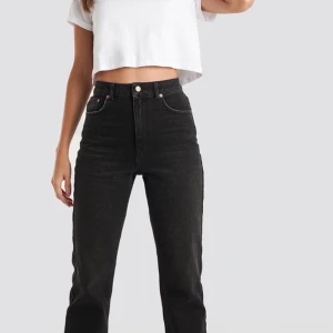 Jeans - Säljer dess superpopulära, snart slutsålda jeansen från NA-KD. Jeansen är helt oanvända med prislappen kvar. (OBS första två bilderna är lånade). Buda gärna💞