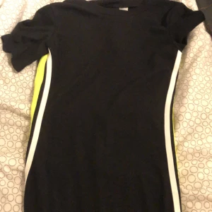 Tajt klänning💖☁️ - 💙 tajt klänning jettefint sick aldrig använd💙     Strl 36 men passar xs  nypris 130 mitt pris 70kr