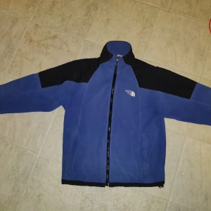The North face fleece - Vintage fleece från North face, bra skick förutom att innerfickorna har hål i sig. Bud från 250:-. Passar medium/small