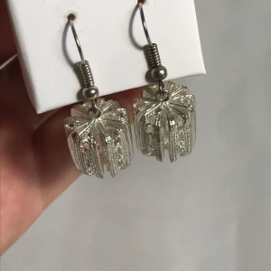 Örhängen - Festliga små örhängen. 10kr + frakt 11kr (tar bara swish)