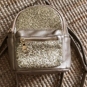 Liten ryggsäck - Jätteliten söt ryggsäck. Använt ett fåtal gånger och är i nyskick. Köptes i Spanien för 200kr och säljer nu för 60kr+frakt