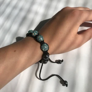 Armband - Justerbart armband med silvriga kulor och blåa små diamanter på. 30kr + frakt 11kr (tar bara swish)