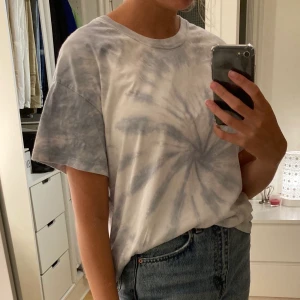 Tie dye T-shirt💙 - Säljer min blåa tie dye T-shirt ifrån Ginatricot. Storleken är M men passar även S. Frakt tillkommer 63kr (spårbar frakt)💙💙💙