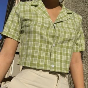 Somrig Blusskjorta - Söt cropped blusskjorta i grönt. Storlek: 34/XS  🦋Fri Frakt