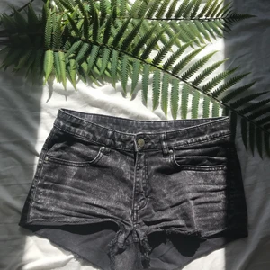 Shorts - Super fina shorts såhär till sommaren. De är low-waisted och i ett lite spräckligt svart mönster vilket ger de mer liv💕 Tyvärr för små för mig! Skriv gärna eventuella frågor! ☺️