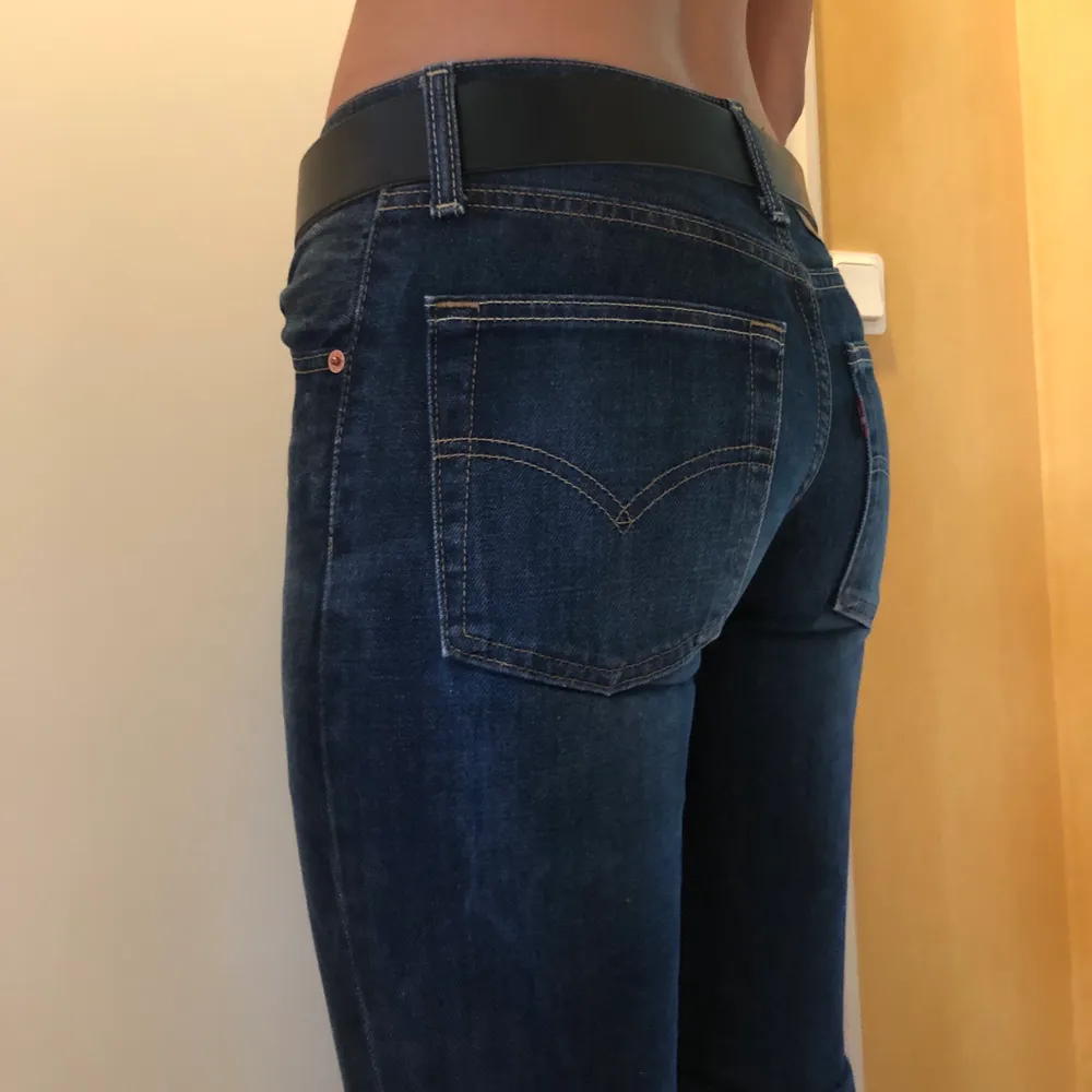 Vintage Levi’s 525 Bootcut jeans, marin blå. Snygg passform och längd. I mycket fint skick! Passar storlek 27 i ”vanlig” storlek passar dem 36 eller 38. . Jeans & Byxor.