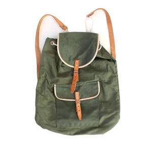 Brand: -
Colour: -
Material: Cotton/Canvas + leather straps
Condition: Very good

Measurements:
Width: 36 cm
Height: 43 cm