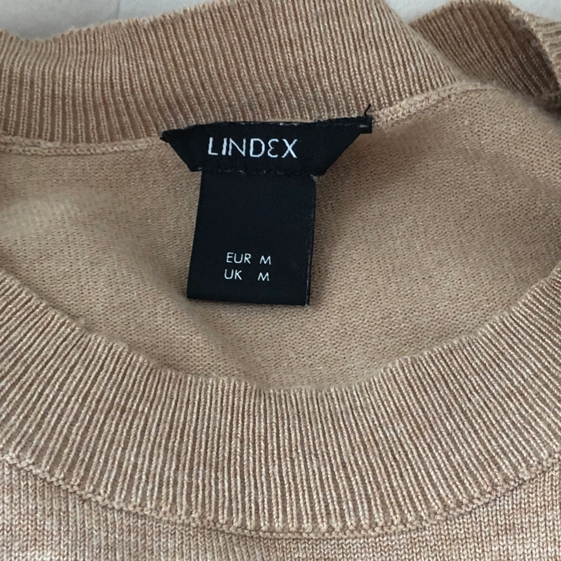 Gullig finstickad topp - 91