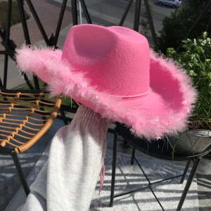 Rosa Cowboyhatt - Söt cowboyhatt som aldrig blev använd. Lapp kvar. Fri frakt! Små svarta prickar som fanns där när den köptes. 