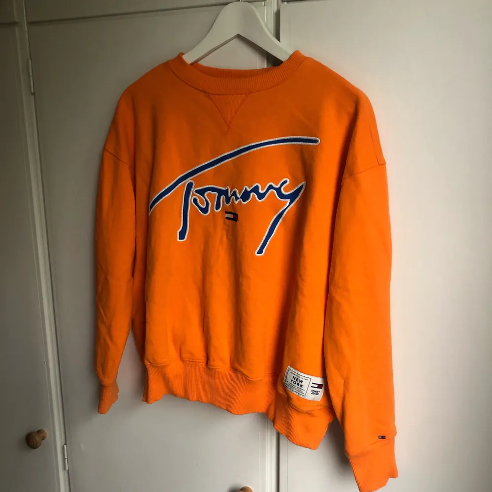 Svinsnygg sweatshirt från Tommy som jag endast säljer då den är lite tajt. XS men stor i storleken🤯 Använd bara 2-3 gånger så iprincip nyskick. Frakten är spårbar och går på 66kr. Hoodies.