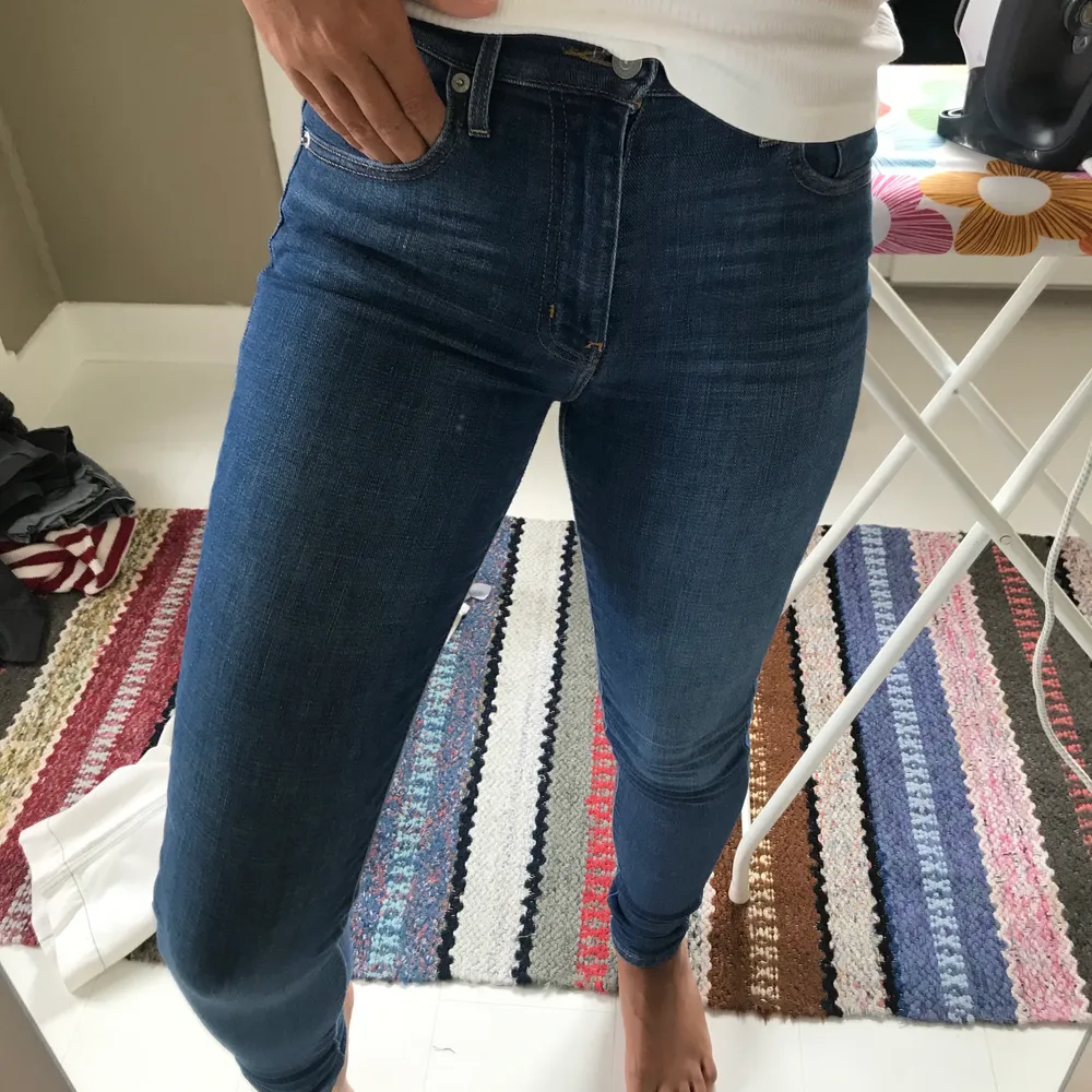 Skinnyjeans från Levi’s i mycket bra skick.👖💞 Storlek 27/32.💫 Kommer från ett djur- och rökfritt hem.🐶🐱🚭 Frakt ingår inte i priset.🚚❌ Priset går att diskutera.🌺. Jeans & Byxor.