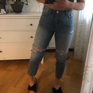 monki jeans - snygga trendiga jeans men tyvärr förkorta för min smak! jag är 172 cm