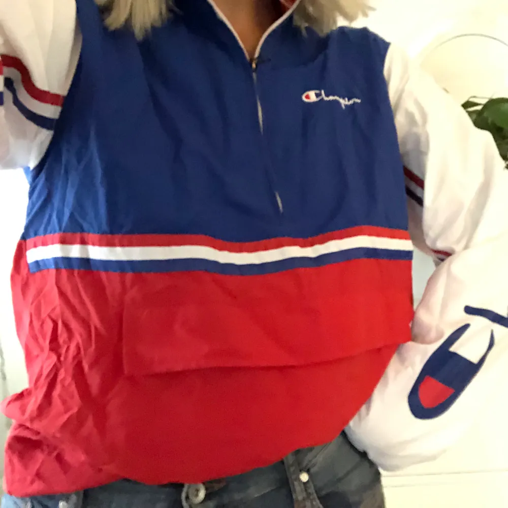 skitsnygg champion jacka/tröja/ tracksuit del som har användts 1 gång då den inte är min stil. från urban outfitters nypris va ca 1100kr bud från 200, +frakt💖. Hoodies.