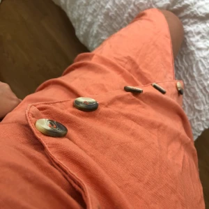 Korall linneklänning - En älskad klänning som jag tyvärr inte använder längre. Sitter riktigt smickrande och är den perfekta längden. Använd endast två gånger. 