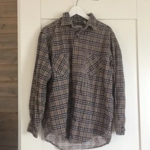 Flannelskjorta - Burberry-inspirerad flanellskjorta. Frakt tillkommer