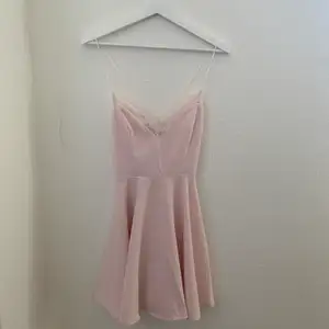 Supersöt rosa kortklänning från Nelly.com i skatermodell. Tunna band och djup i ryggen. Frakt: 50kr