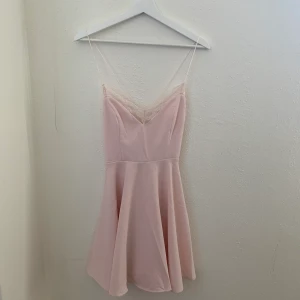 Rosa kortklänning från Nelly.com  - Supersöt rosa kortklänning från Nelly.com i skatermodell. Tunna band och djup i ryggen. Frakt: 50kr