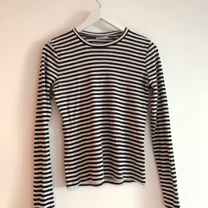 Randning tröja  - Randig tröja från Weekday. Bara använd en gång! Storlek M