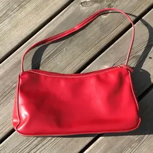 Skitsnygg trendig röd handväska, aldrig använd! Har ett innerfack och är i jättebra skick😙 Köparen står för frakt!