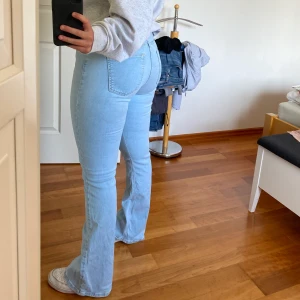 Gina Tricot - Perfect Jeans, strl L - Superfina ljusa jeans i ett bra skick som inte använts många gånger. Inga fläckar! Har en härlig längd i benen (är 1.68) och är lätt utåtsvängda från knäna. Storleken är ganska liten för att vara en L, men dem är väldigt stretchiga och sköna på! 