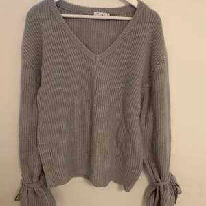 Säljer denna stickade tröjan från Linn Ahlborgs kollektion med NAKD i storlek S. Tjockt material som inte är stickigt, band i ärmarna som går att knyta. Endast använd någon gång så i helt nyskick.