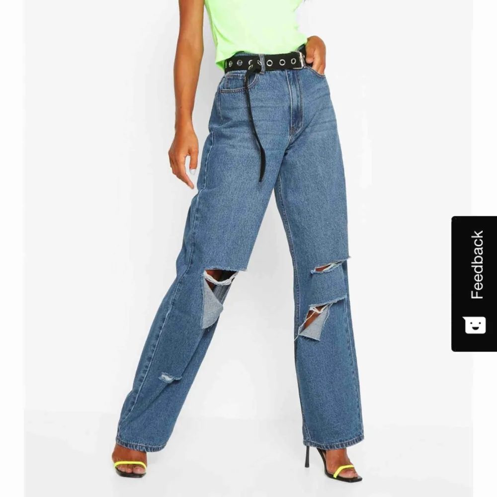 Vida boyfriend jeans med slitningar från Boohoo. Bra skick (aldrig använda). Säljer pågrund av för stor storlek. Köpta för 500 kr. . Jeans & Byxor.