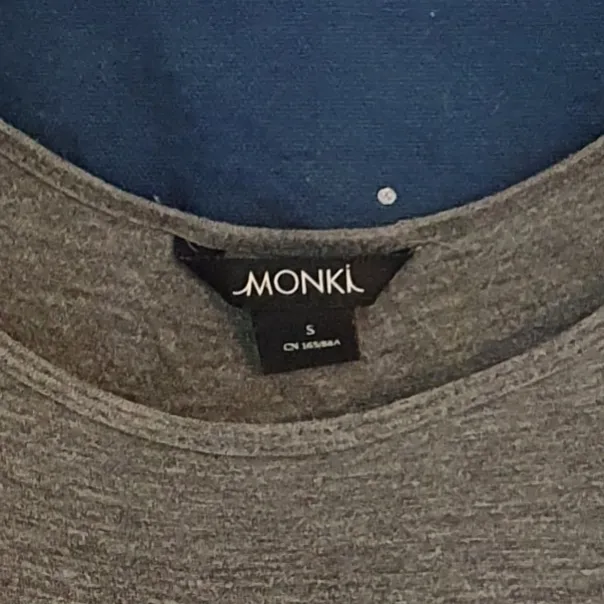 Frakt INGÅR i priset! Säljer ett grått linne från Monki 🤍🤍 det är 100% viskos, så tyget faller lätt mot kroppen. Perfekt för lite varmare sommrar  🌞🌞För att vara storlek S så är den ganska stor, skulle passa storlek M!. Toppar.