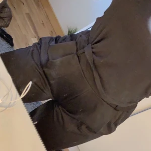 Kostymbyxa - Skitfin ”kostymbyxa” i skönare material än ett vanligt kostymbyx material från nly trend, säljer pga att de aldrig används utan ligger bara i garderoben och samlar damm😭 kontakta mig för mer information:)