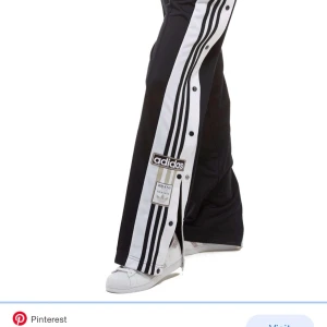 Adidas popper pants - Hyfsat mya Adidasbyxor byxor med knappar på sidorna! Ser ut som nya då jag ej använt dom så mycket, dm för fler bilder✨