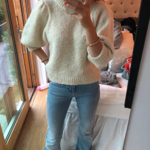 Stickad vit tröja från Gina tricot - Otroligt skön stickad tröja från Gina Tricot med puffiga armar. Sticks inte alls utan är väldigt mysig. Passar till både finare tillställningar och en myskväll hemma! Kan mötas upp i Stockholm eller frakta😊