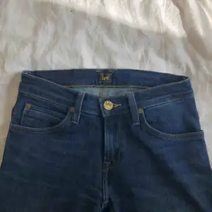 Utsvängda jeans från lee, storlek 25/31. Aldrig använda 